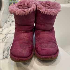 Ugg pink Shearling Boots very well loved still has life in them girls size 4 bow
